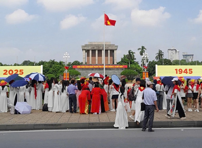 Biển người đổ về Hồ Gươm, Quảng trường Ba Đình náo nức chờ xem tổng hợp luyện tối 24/8
