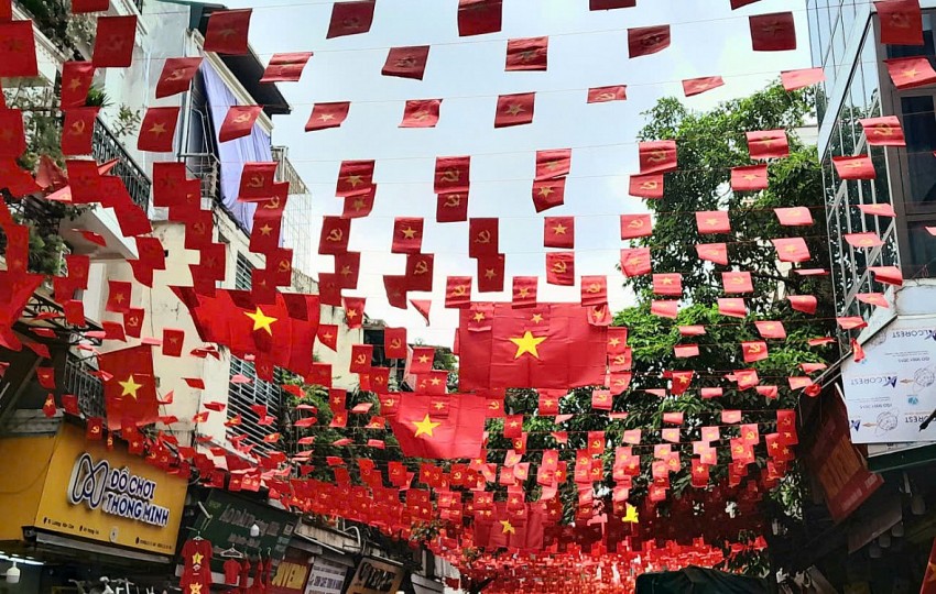 Biển người đổ về Hồ Gươm, Quảng trường Ba Đình náo nức chờ xem tổng hợp luyện tối 24/8