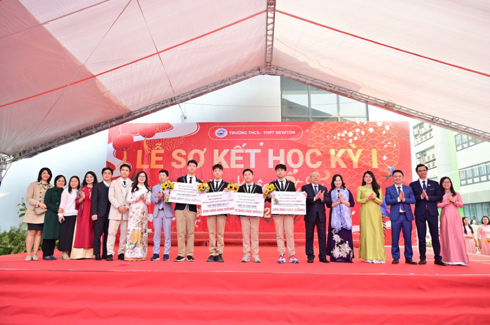 Nam sinh Hà Nội đầu tiên giành hai Huy chương Olympic Quốc tế ở hai bộ môn khác nhau