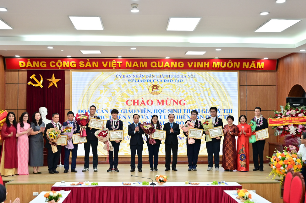 Nam sinh Hà Nội đầu tiên giành hai Huy chương Olympic Quốc tế ở hai bộ môn khác nhau