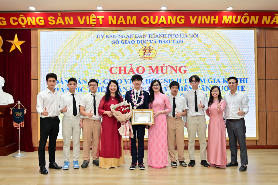 Nam sinh Hà Nội đầu tiên giành hai Huy chương Olympic Quốc tế ở hai bộ môn khác nhau
