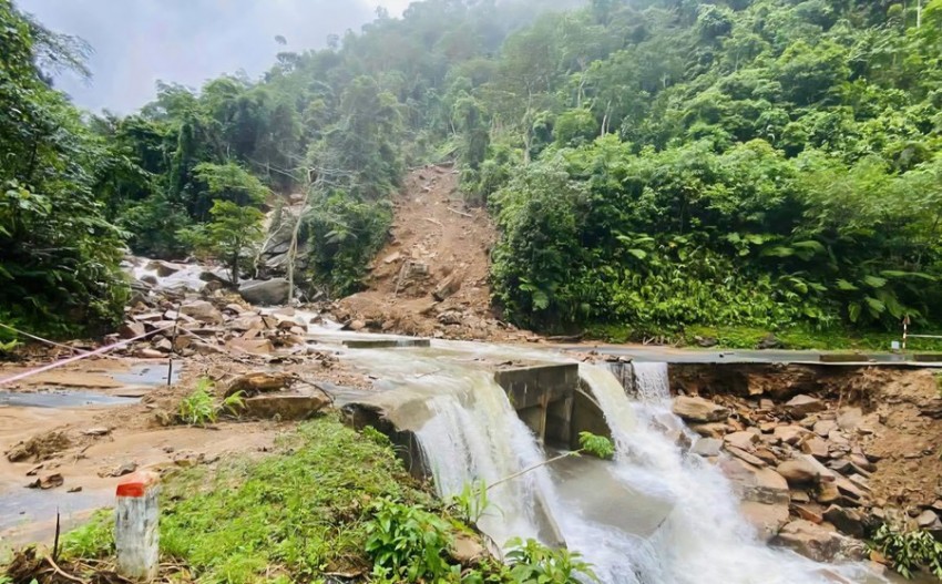 Mưa lớn gây sạt lở, nhiều tuyến đường giao thông ở Tuyên Quang bị chia cắt Mưa lớn gây sạt lở, nhiều tuyến đường giao thông ở Tuyên Quang bị chia cắt