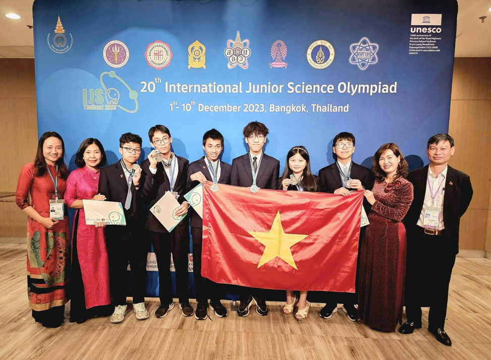 Nam sinh Hà Nội đầu tiên giành hai Huy chương Olympic Quốc tế ở hai bộ môn khác nhau