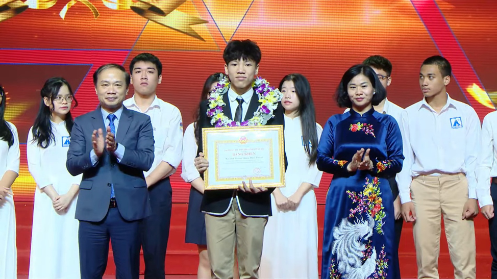 Nam sinh Hà Nội đầu tiên giành hai Huy chương Olympic Quốc tế ở hai bộ môn khác nhau