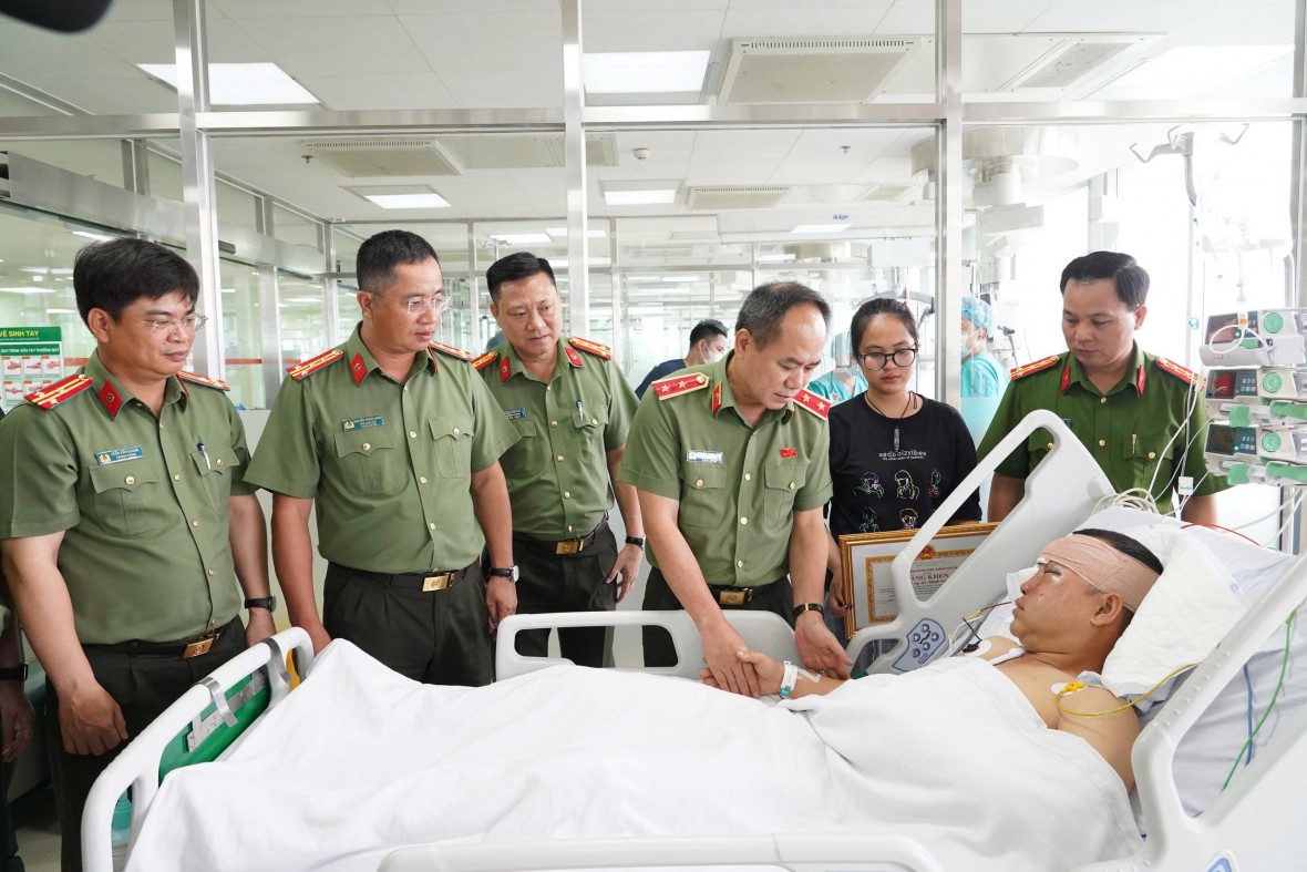 Đồng chí Giám đốc CATP cùng đoàn công tác trao quà, Bằng khen cho Đại úy Lê Đình Công