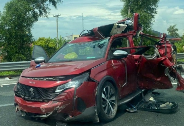 Xe ô tô con bị dập nát trong tai nạn với xe tải trên cao tốc Hà Nội - Hải Phòng