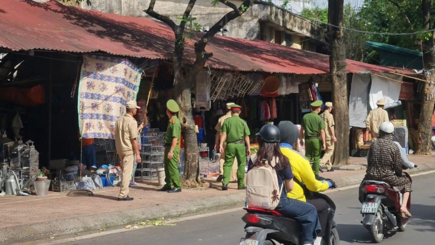 Công an phường Đống Đa ra quân xử lý lấn chiếm vỉa hè chuẩn bị tốt cho các sự kiện A80