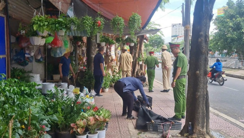 Công an phường Đống Đa ra quân xử lý lấn chiếm vỉa hè chuẩn bị tốt cho các sự kiện A80