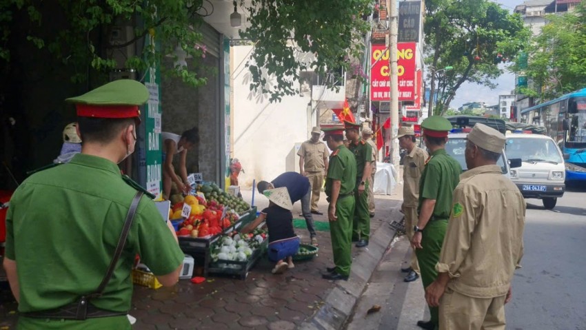 Công an phường Đống Đa ra quân xử lý lấn chiếm vỉa hè chuẩn bị tốt cho các sự kiện A80