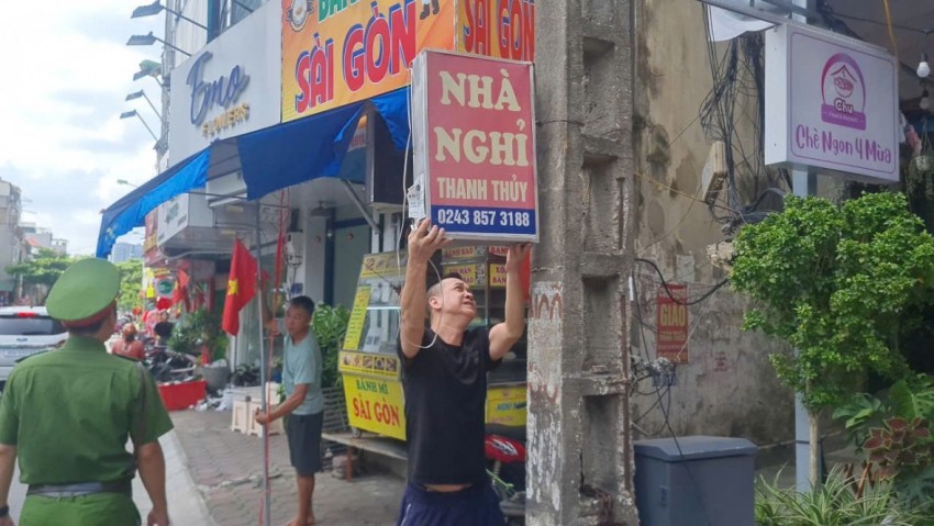 Công an phường Đống Đa ra quân xử lý lấn chiếm vỉa hè chuẩn bị tốt cho các sự kiện A80