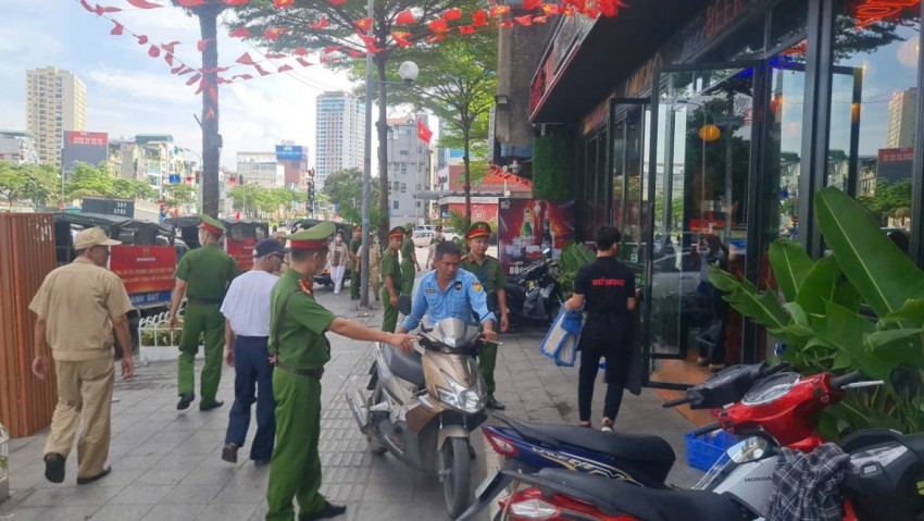 Công an phường Đống Đa ra quân xử lý lấn chiếm vỉa hè chuẩn bị tốt cho các sự kiện A80
