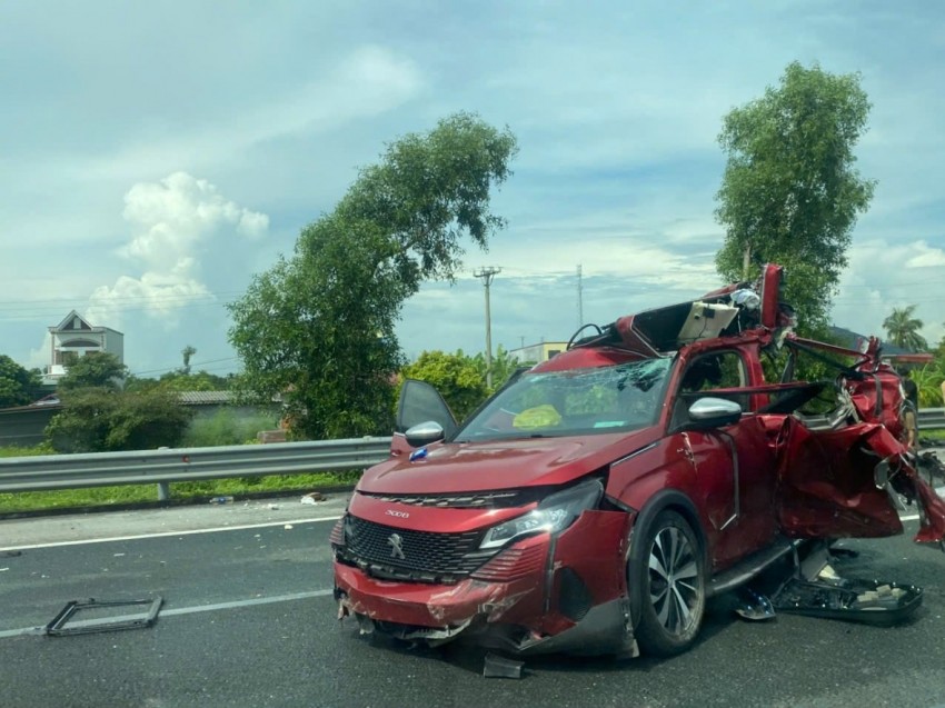 Vụ tai nạn khiến chiếc xe ô tô biến dạng.