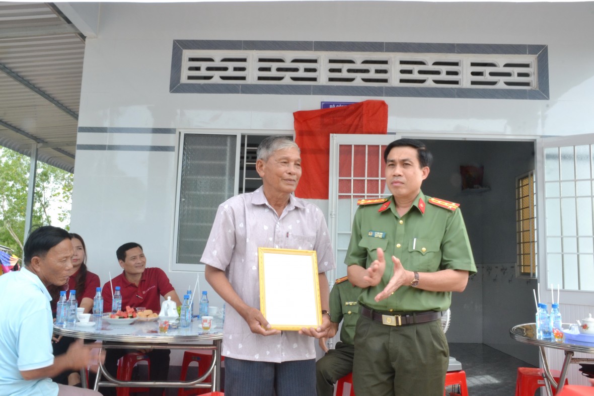 Hoàn thành, bàn giao 29 căn nhà tình nghĩa cho hội viên Hội Cựu CAND ở Cà Mau
