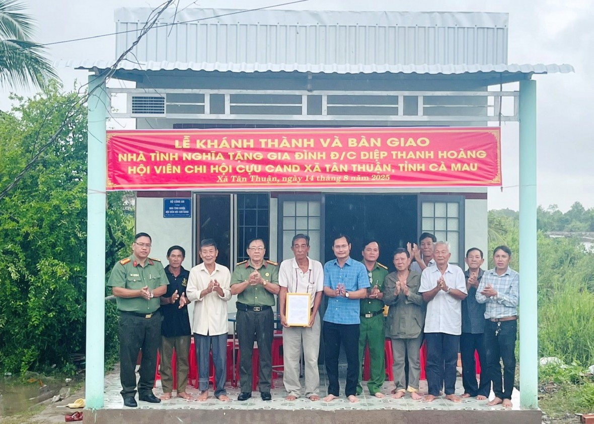 Hoàn thành, bàn giao 29 căn nhà tình nghĩa cho hội viên Hội Cựu CAND ở Cà Mau