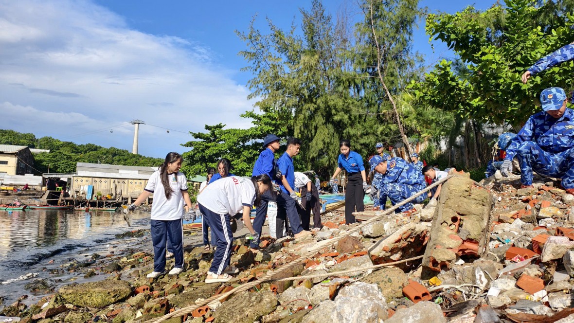Ngày thứ bảy tình nguyện chung tay vì “Biển xanh, sạch, đẹp” tại Phú Quốc Ngày thứ bảy tình nguyện chung tay vì “Biển xanh, sạch, đẹp” tại Phú Quốc