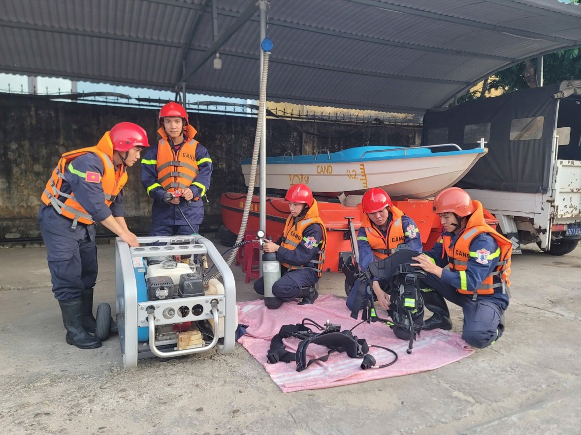 Bố trí lực lượng, phương tiện và thiết bị chuyên dụng để sẵn sàng hỗ trợ người dân.