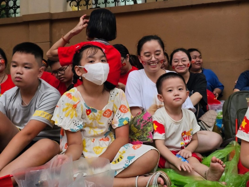 Người dân đổ ra đường từ sáng sớm, đợi chờ chiêm ngưỡng buổi tổng hợp luyện lần 2