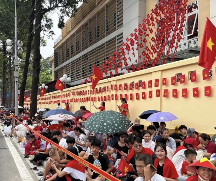 Người dân đổ ra đường từ sáng sớm, đợi chờ chiêm ngưỡng buổi tổng hợp luyện lần 2