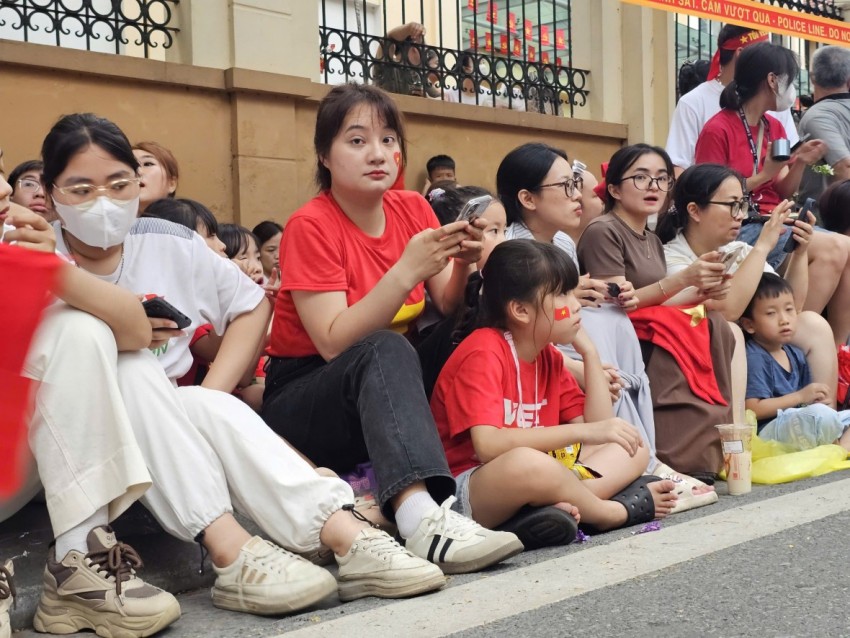 Người dân đổ ra đường từ sáng sớm, đợi chờ chiêm ngưỡng buổi tổng hợp luyện lần 2