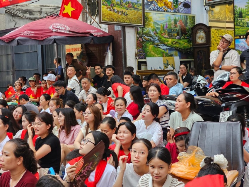 Người dân đổ ra đường từ sáng sớm, đợi chờ chiêm ngưỡng buổi tổng hợp luyện lần 2