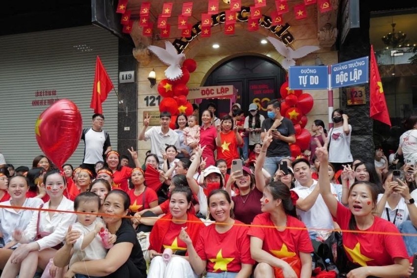 Người dân đổ ra đường từ sáng sớm, đợi chờ chiêm ngưỡng buổi tổng hợp luyện lần 2