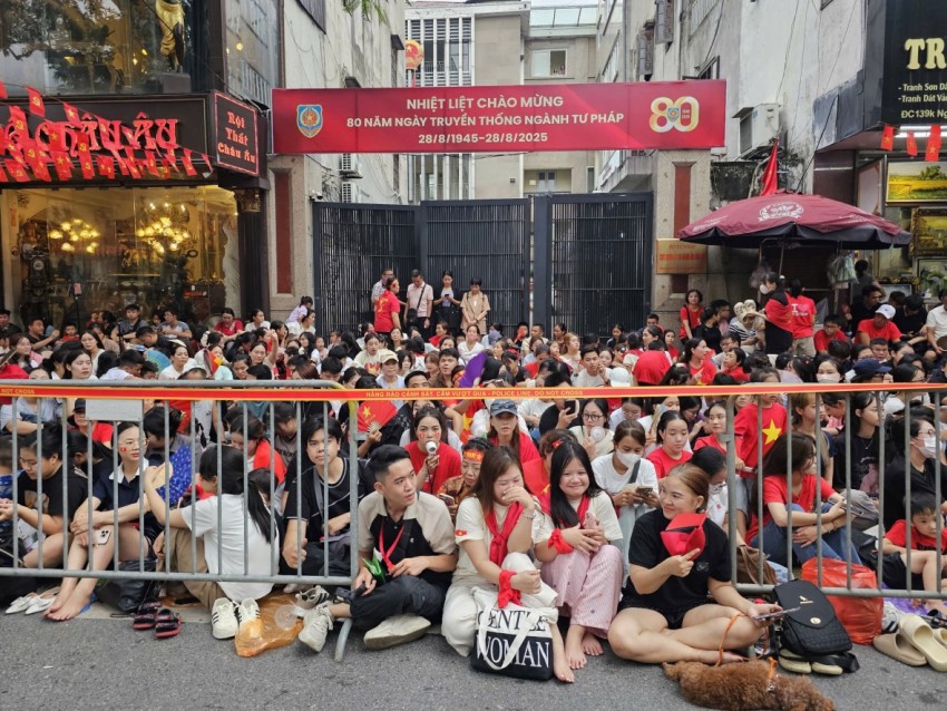 Người dân đổ ra đường từ sáng sớm, đợi chờ chiêm ngưỡng buổi tổng hợp luyện lần 2 Người dân đổ ra đường từ sáng sớm, đợi chờ chiêm ngưỡng buổi tổng hợp luyện lần 2