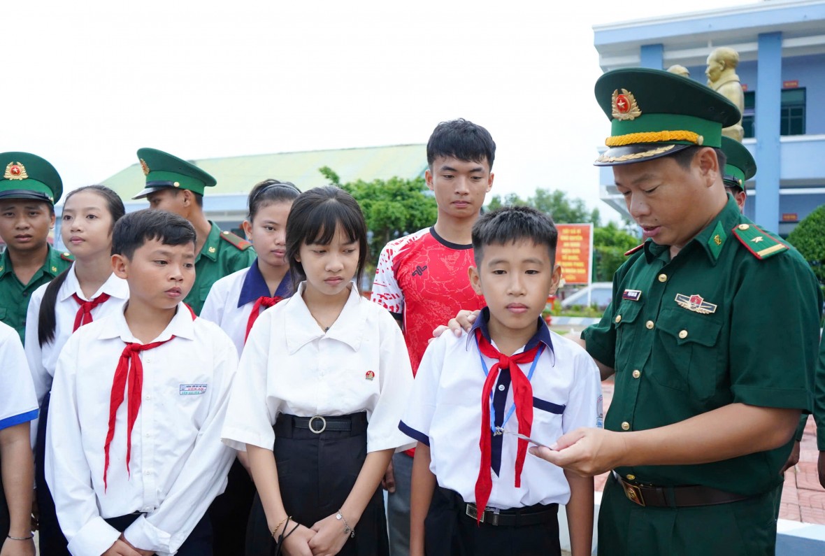 Đồn Biên phòng Đất Mũi trao BHYT và học bổng cho học sinh nghèo Đồn Biên phòng Đất Mũi trao BHYT và học bổng cho học sinh nghèo