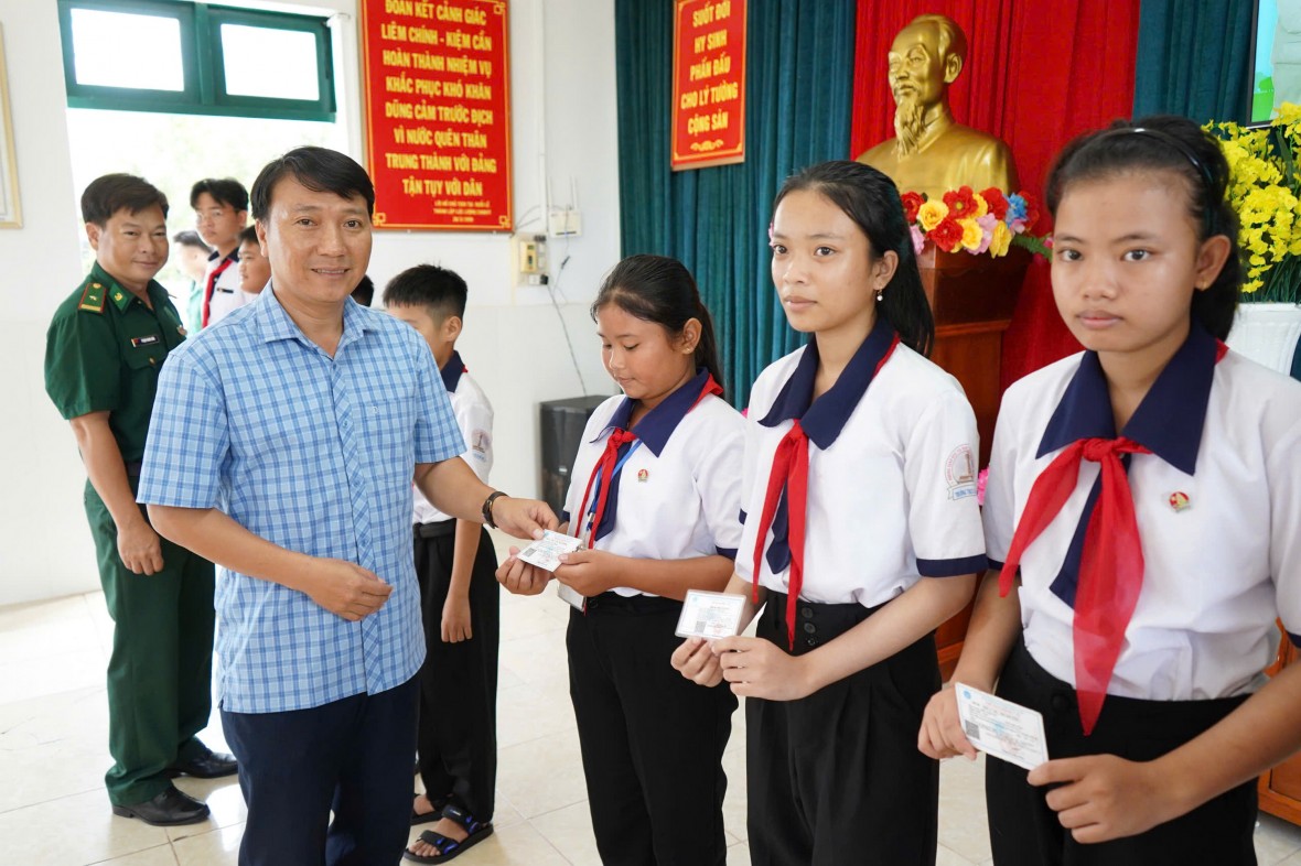 Đồn Biên phòng Đất Mũi trao BHYT và học bổng cho học sinh nghèo Đồn Biên phòng Đất Mũi trao BHYT và học bổng cho học sinh nghèo