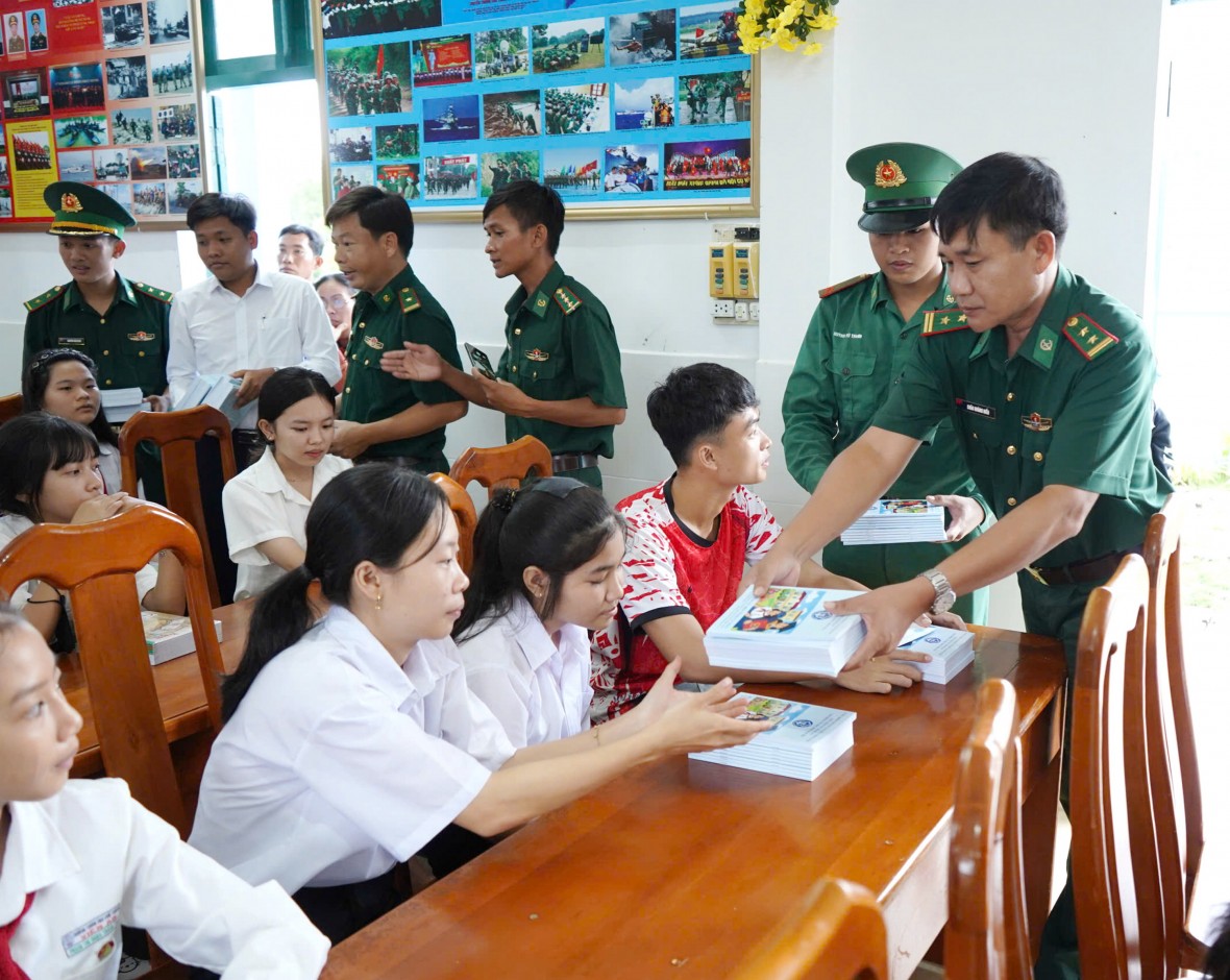 Đồn Biên phòng Đất Mũi trao BHYT và học bổng cho học sinh nghèo Đồn Biên phòng Đất Mũi trao BHYT và học bổng cho học sinh nghèo