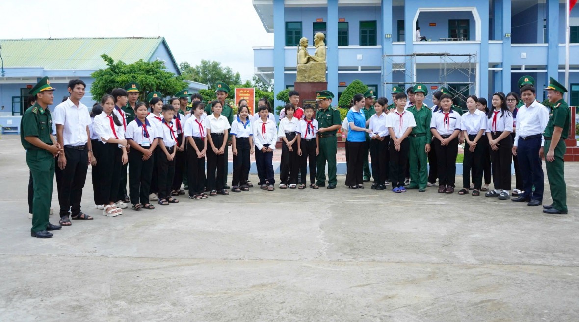 Đồn Biên phòng Đất Mũi trao BHYT và học bổng cho học sinh nghèo Đồn Biên phòng Đất Mũi trao BHYT và học bổng cho học sinh nghèo
