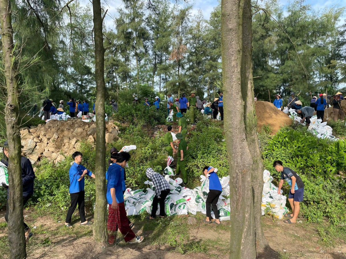 Tuổi trẻ Hà Tĩnh tích cực giúp dân pòng chống bão số 5 Tuổi trẻ Hà Tĩnh tích cực giúp dân pòng chống bão số 5
