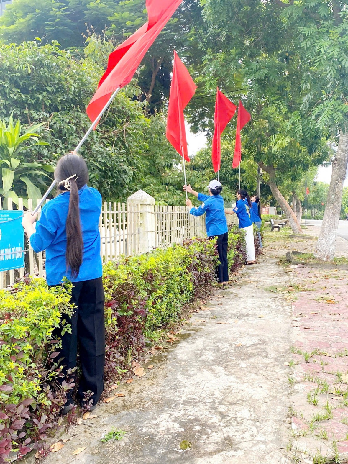 Tuổi trẻ Hà Tĩnh tích cực giúp dân pòng chống bão số 5 Tuổi trẻ Hà Tĩnh tích cực giúp dân pòng chống bão số 5