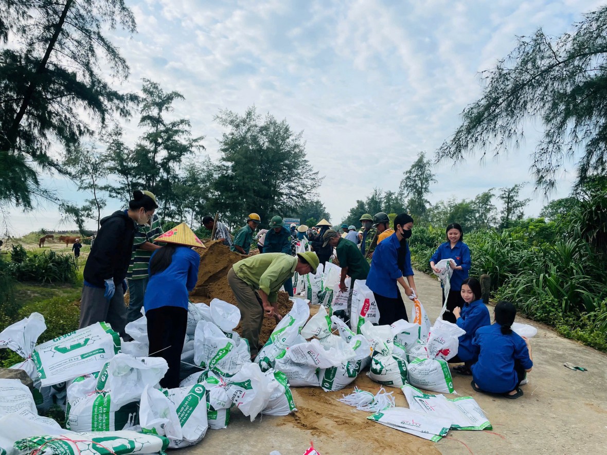 Tuổi trẻ Hà Tĩnh tích cực giúp dân pòng chống bão số 5 Tuổi trẻ Hà Tĩnh tích cực giúp dân pòng chống bão số 5
