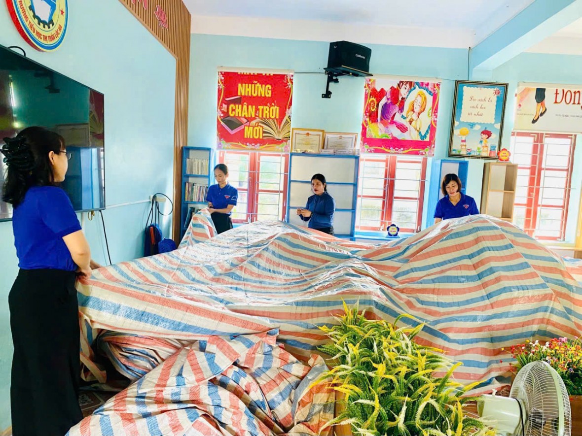 Tuổi trẻ Hà Tĩnh tích cực giúp dân pòng chống bão số 5 Tuổi trẻ Hà Tĩnh tích cực giúp dân pòng chống bão số 5