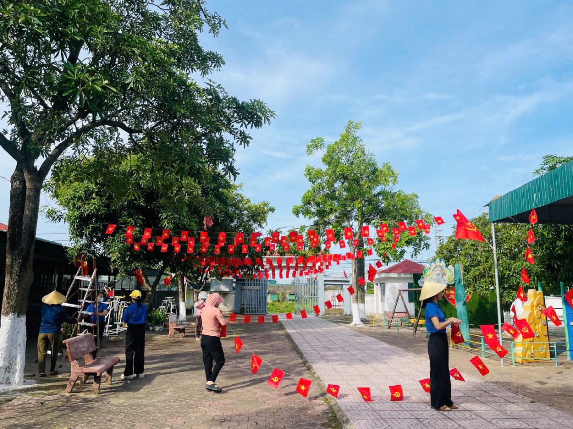 Tuổi trẻ Hà Tĩnh tích cực giúp dân pòng chống bão số 5 Tuổi trẻ Hà Tĩnh tích cực giúp dân pòng chống bão số 5