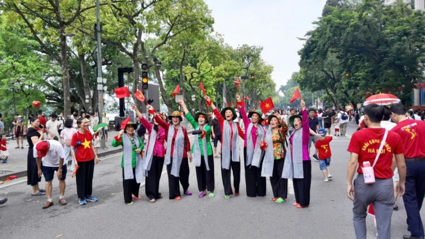 Biển người đổ về Hồ Gươm, Quảng trường Ba Đình náo nức chờ xem tổng hợp luyện tối 24/8