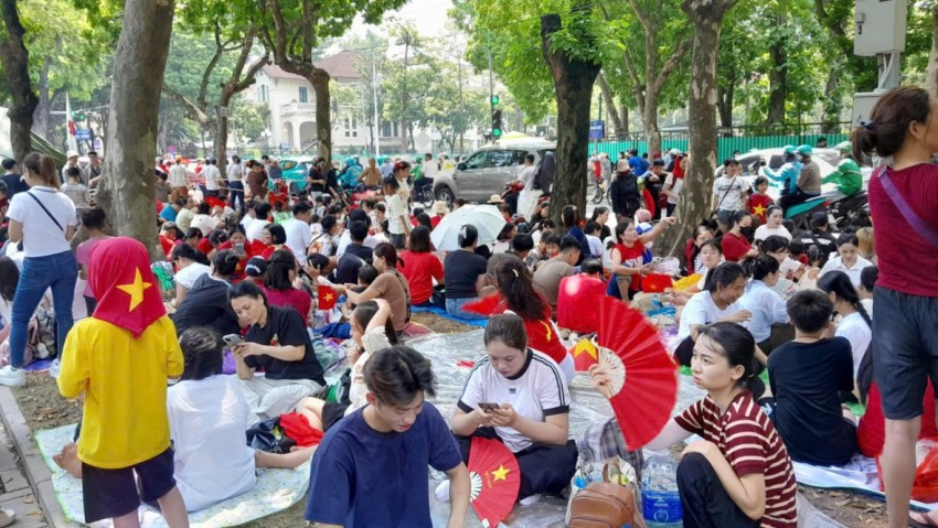 Biển người đổ về Hồ Gươm, Quảng trường Ba Đình náo nức chờ xem tổng hợp luyện tối 24/8