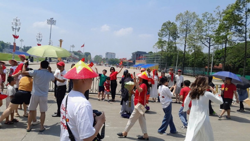 Biển người đổ về Hồ Gươm, Quảng trường Ba Đình náo nức chờ xem tổng hợp luyện tối 24/8