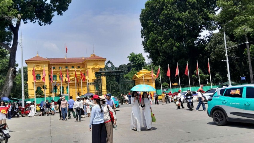 Biển người đổ về Hồ Gươm, Quảng trường Ba Đình náo nức chờ xem tổng hợp luyện tối 24/8