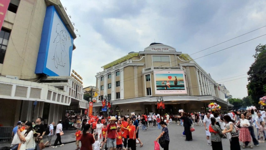 Biển người đổ về Hồ Gươm, Quảng trường Ba Đình náo nức chờ xem tổng hợp luyện tối 24/8