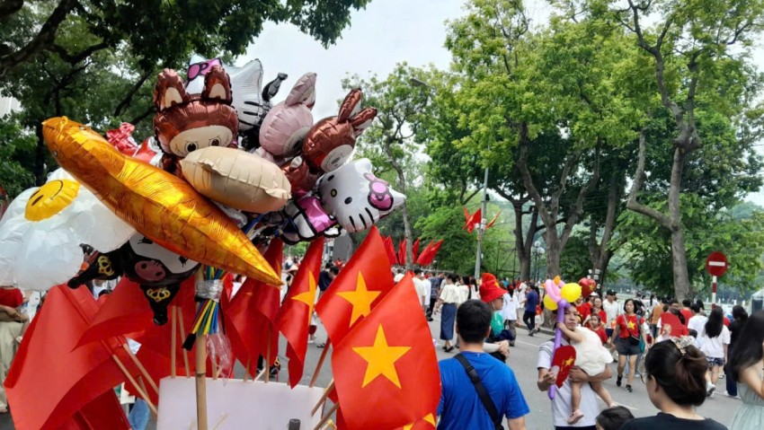 Biển người đổ về Hồ Gươm, Quảng trường Ba Đình náo nức chờ xem tổng hợp luyện tối 24/8