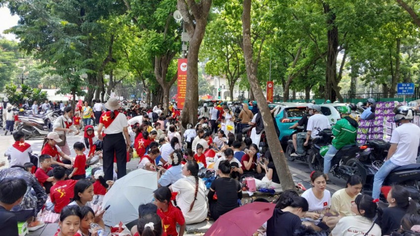 Biển người đổ về Hồ Gươm, Quảng trường Ba Đình náo nức chờ xem tổng hợp luyện tối 24/8