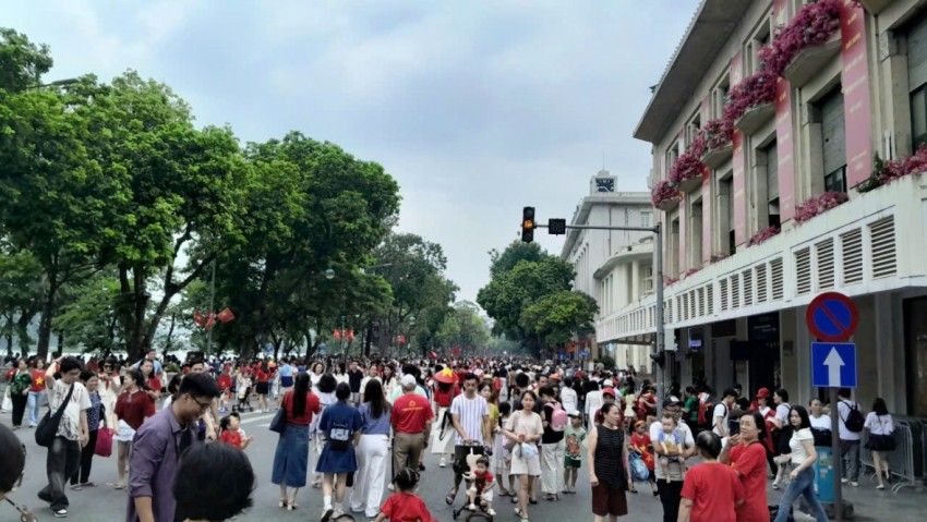 Biển người đổ về Hồ Gươm, Quảng trường Ba Đình náo nức chờ xem tổng hợp luyện tối 24/8