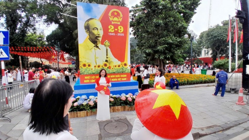 Biển người đổ về Hồ Gươm, Quảng trường Ba Đình náo nức chờ xem tổng hợp luyện tối 24/8