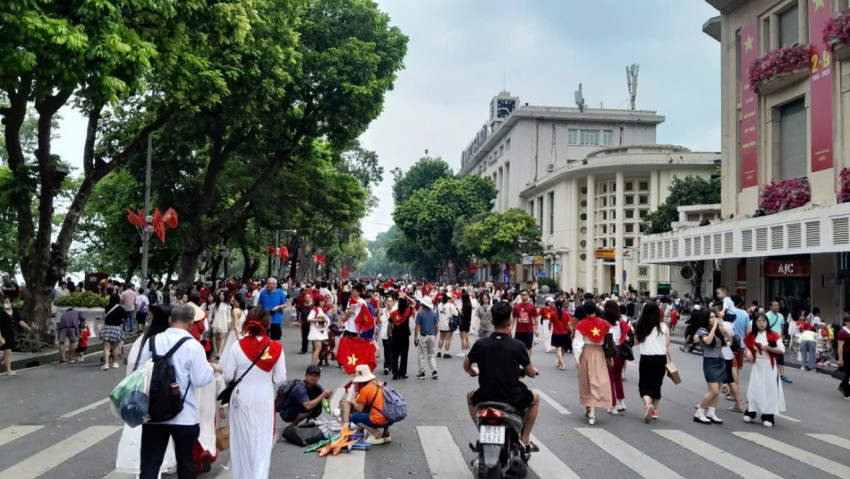 Biển người đổ về Hồ Gươm, Quảng trường Ba Đình náo nức chờ xem tổng hợp luyện tối 24/8