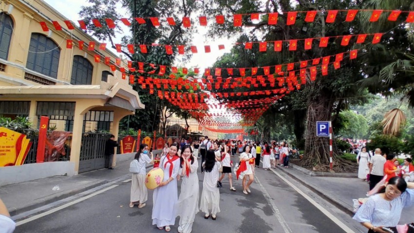 Biển người đổ về Hồ Gươm, Quảng trường Ba Đình náo nức chờ xem tổng hợp luyện tối 24/8