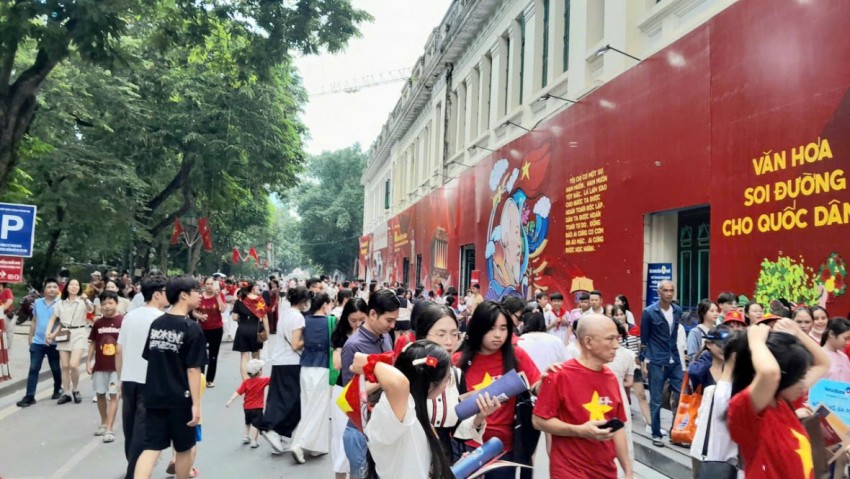 Biển người đổ về Hồ Gươm, Quảng trường Ba Đình náo nức chờ xem tổng hợp luyện tối 24/8