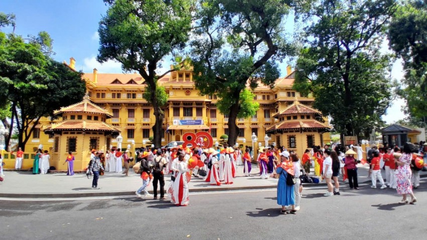 Biển người đổ về Hồ Gươm, Quảng trường Ba Đình náo nức chờ xem tổng hợp luyện tối 24/8