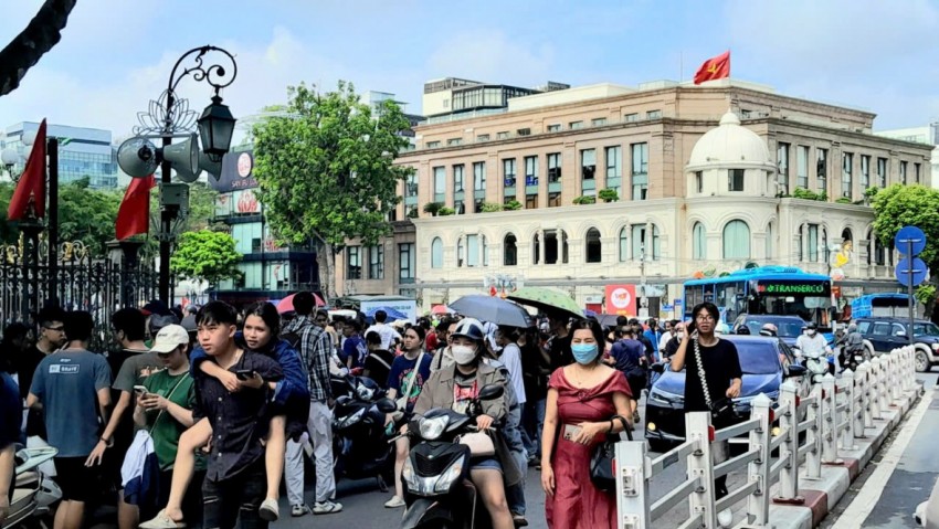 Biển người đổ về Hồ Gươm, Quảng trường Ba Đình náo nức chờ xem tổng hợp luyện tối 24/8