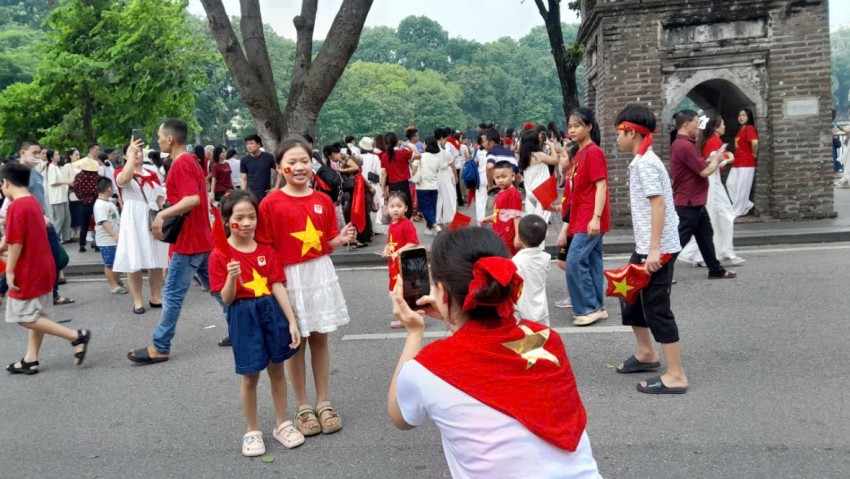 Biển người đổ về Hồ Gươm, Quảng trường Ba Đình náo nức chờ xem tổng hợp luyện tối 24/8